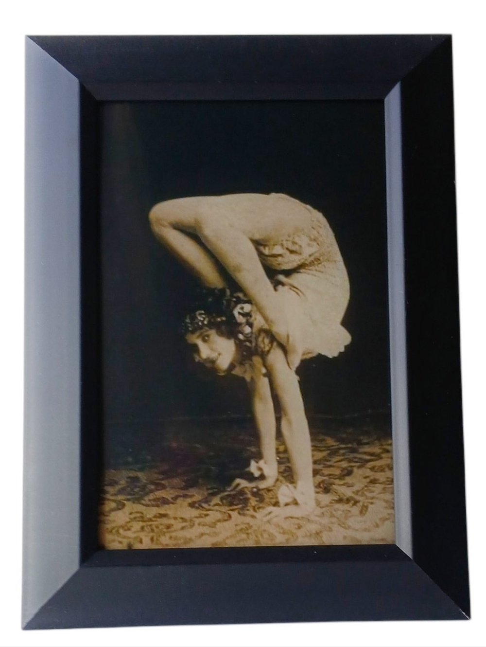 Woman Flexible Sideshow FreakShow Dancer Freakshow Music Piano Oddities Musical